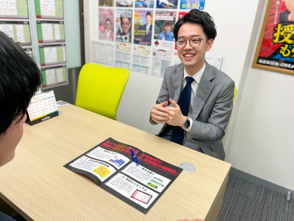 井関先生が無料受験相談をしている画像